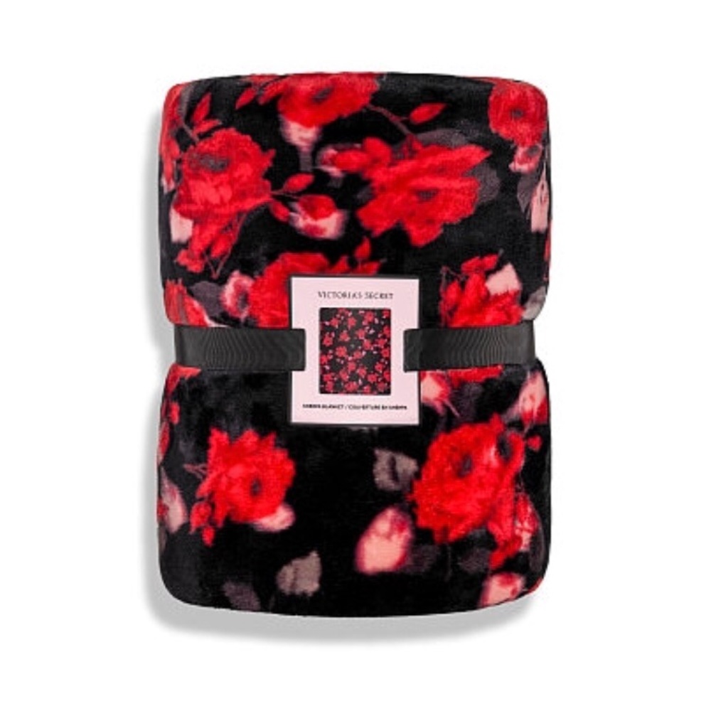 💕 SALE 💕 Victoria’s Secret Bold Floral Blanket